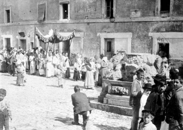 San Felice Circeo - Piazzale Vittorio Veneto durante una festa religiosa